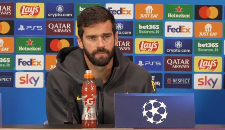 Alisson en conférence de presse pour le match en Ligue des Champions contre l’AC Milan