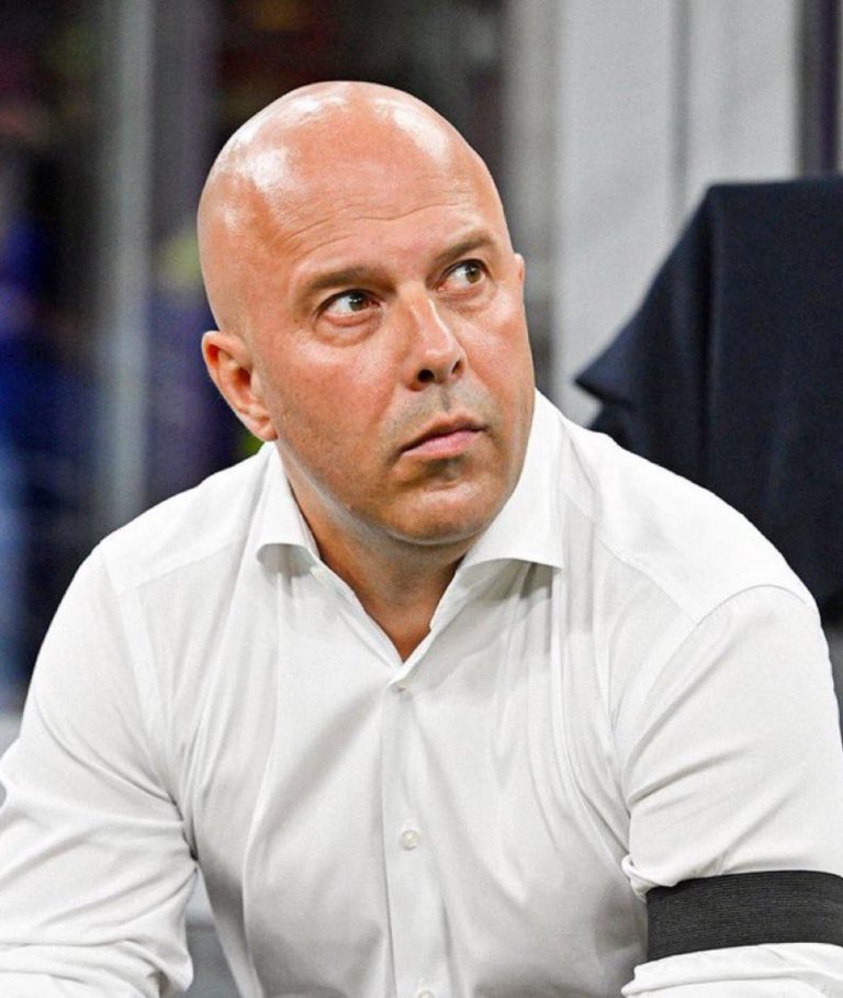 Arne Slot lors du match en Ligue des Champions contre l’AC Milan