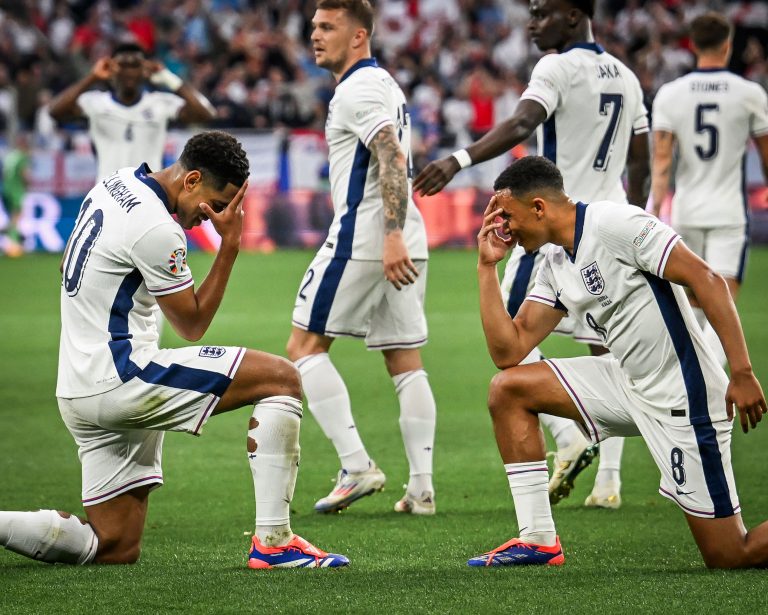 Trent Alexander-Arnold et Jude Bellingham en pleine célébration avec l’équipe d’Angleterre