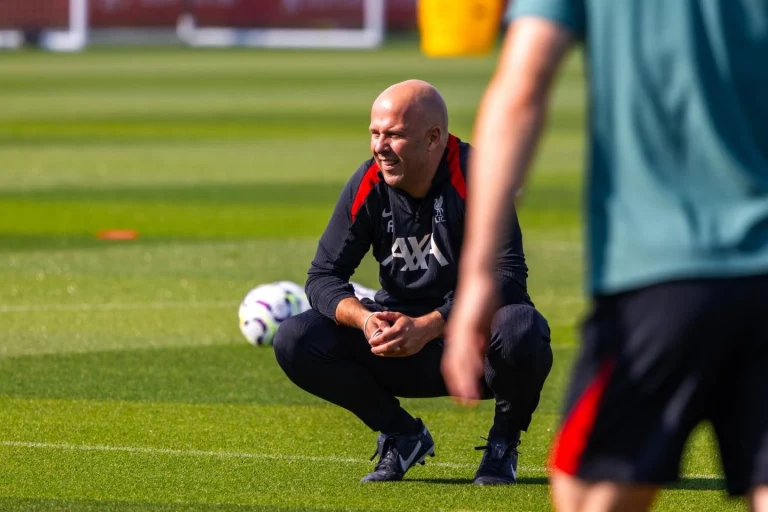 Arne Slot est à l’AXA Training Centre, en préparation pour le match contre Bournemouth