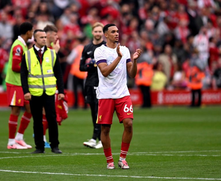 Trent Alexander-Arnold remerciant le public après la victoire de Liverpool contre Bournemouth