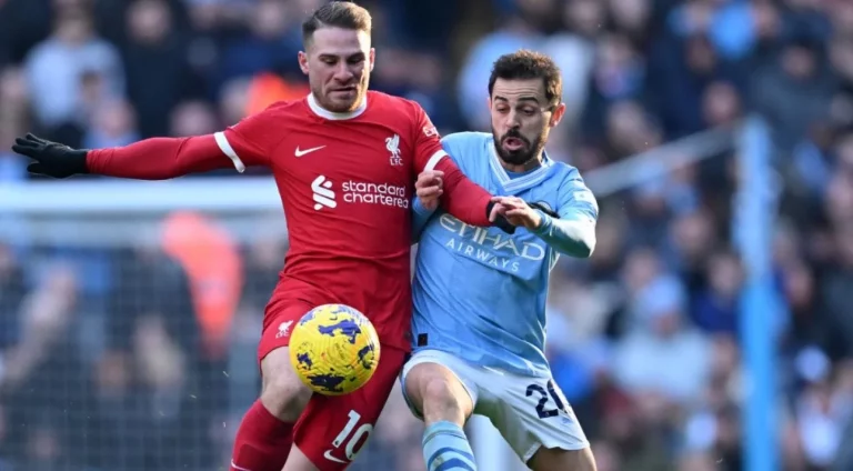 Alexis Mac Allister et Bernardo Silva en plein duel lors de la confrontation Liverpool - Manchester City