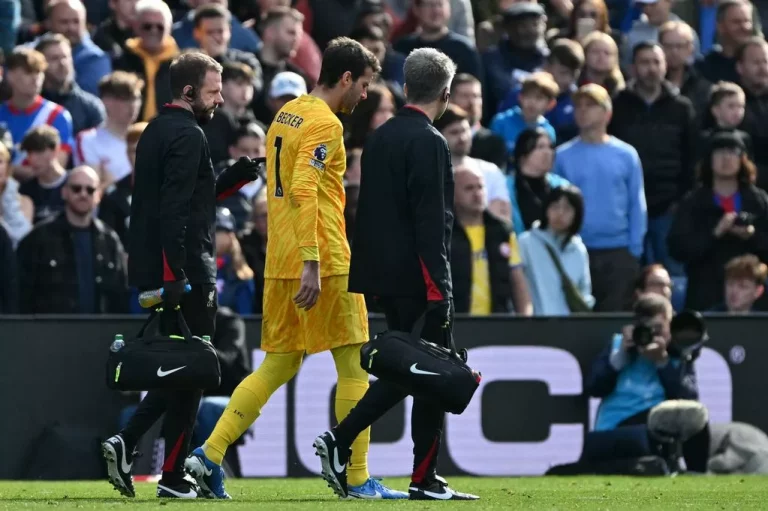 Alisson Becker de Liverpool en raison de sa blessure aux ischio-jambiers contre Crystal Palace, suscitant des inquiétudes sur la durée de son absence