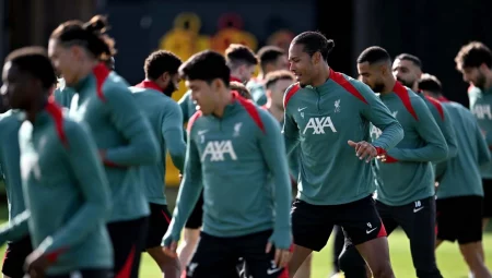 oueurs de Liverpool à l'entraînement au Centre d'entraînement AXA, avec plusieurs absences notables avant le match contre Chelsea à Anfield