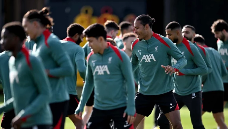 oueurs de Liverpool à l'entraînement au Centre d'entraînement AXA, avec plusieurs absences notables avant le match contre Chelsea à Anfield