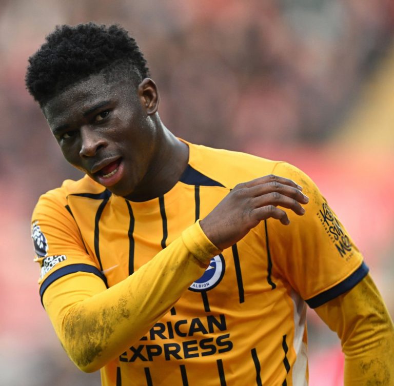 Carlos Baleba en action avec Brighton, cible de Liverpool pour le mercato.