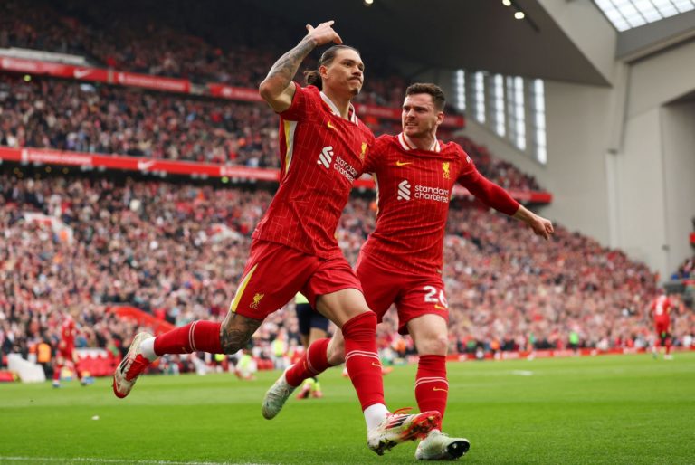 Darwin Núñez et Andy Robertson célèbrent un but lors de la victoire de Liverpool 3-1 contre Southampton en Premier League.