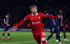 Où regarder le match Liverpool – PSG ? Harvey Elliott célébrant son but lors du match aller entre le PSG et Liverpool en Ligue des champions.