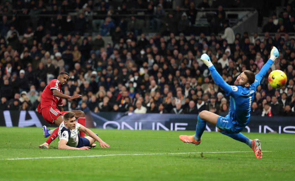 Alexander Isak sort sur blessure lors du match Tottenham – Liverpool