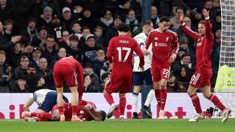Alexander Isak quitte le terrain après sa blessure lors du match Tottenham Liverpool en Premier League
