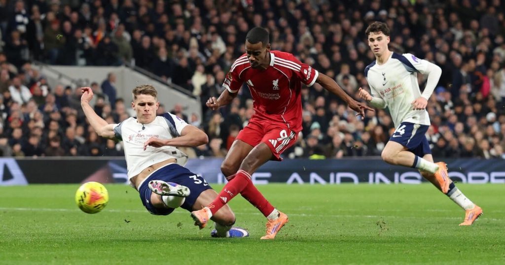 Alexander Isak quitte le terrain blessé lors du match Liverpool Tottenham en Premier League