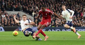 Liverpool inquiet pour Isak après sa blessure face à Tottenham