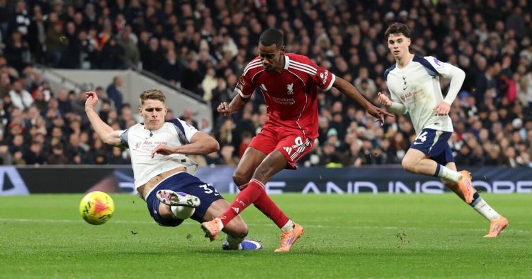 Alexander Isak quitte le terrain blessé lors du match Liverpool Tottenham en Premier League