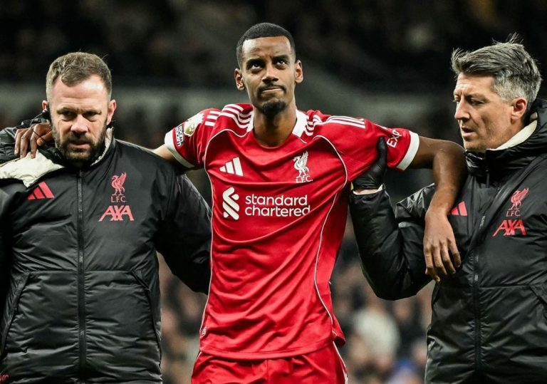 Alexander Isak après son opération de la cheville avec Liverpool suite à sa blessure contre Tottenham