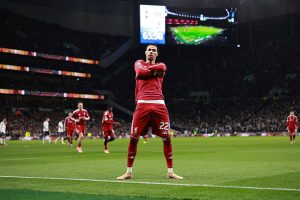 Hugo Ekitike marque et prend le relais après la blessure d’Isak face à Tottenham