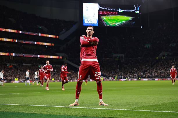 Hugo Ekitike célèbre son but face à Tottenham avec Liverpool