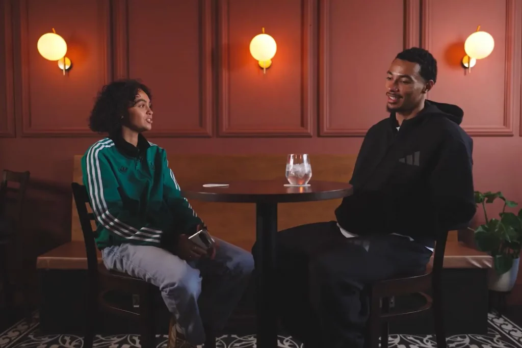 Hugo Ekitike lors d’une interview à Liverpool évoquant son parcours et les défis mentaux du football