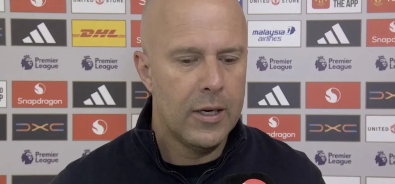 Arne Slot en conférence de presse après la défaite 3-2 de Liverpool contre Manchester United à Old Trafford le 3 mai 2026