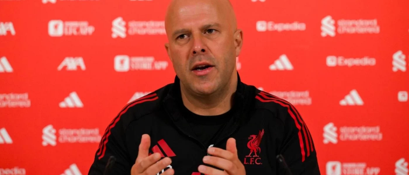 Arne Slot en conférence de presse expliquant la stratégie de Liverpool pour remplacer Mohamed Salah avec Alexander Isak en 2026
