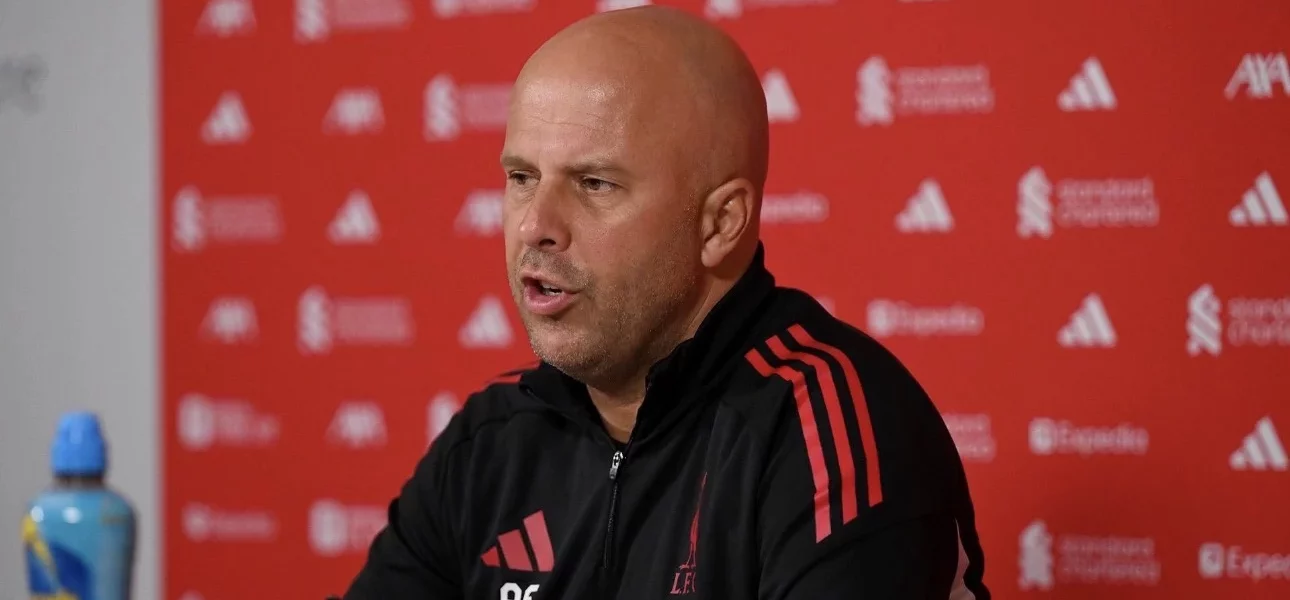 Arne Slot en conférence de presse rendant hommage à Mohamed Salah avant son départ de Liverpool en mai 2026