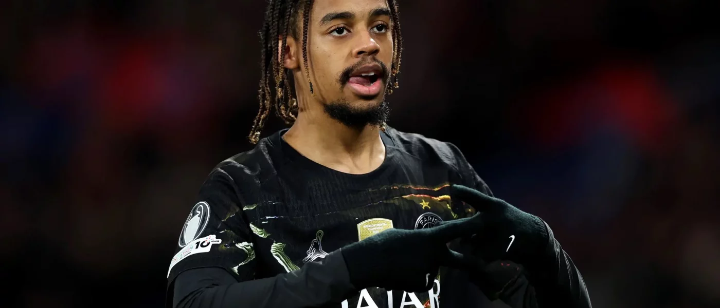 Bradley Barcola sous le maillot du PSG, ciblé par Liverpool pour 100 millions d'euros lors du mercato estival 2026