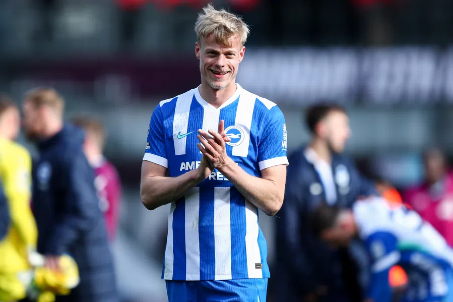 Jan Paul van Hecke sous le maillot de Brighton, ciblé par Liverpool et Arne Slot lors du mercato estival 2026