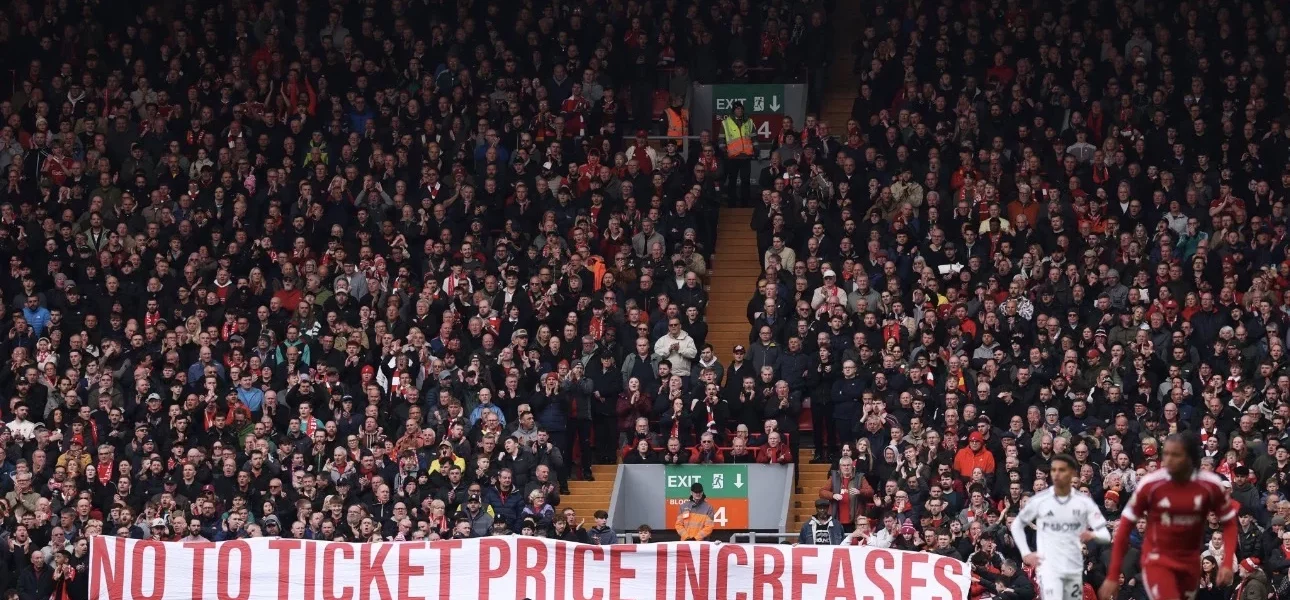Supporters de Liverpool brandissant des cartons jaunes lors de la protestation contre la hausse des prix des billets en 2026