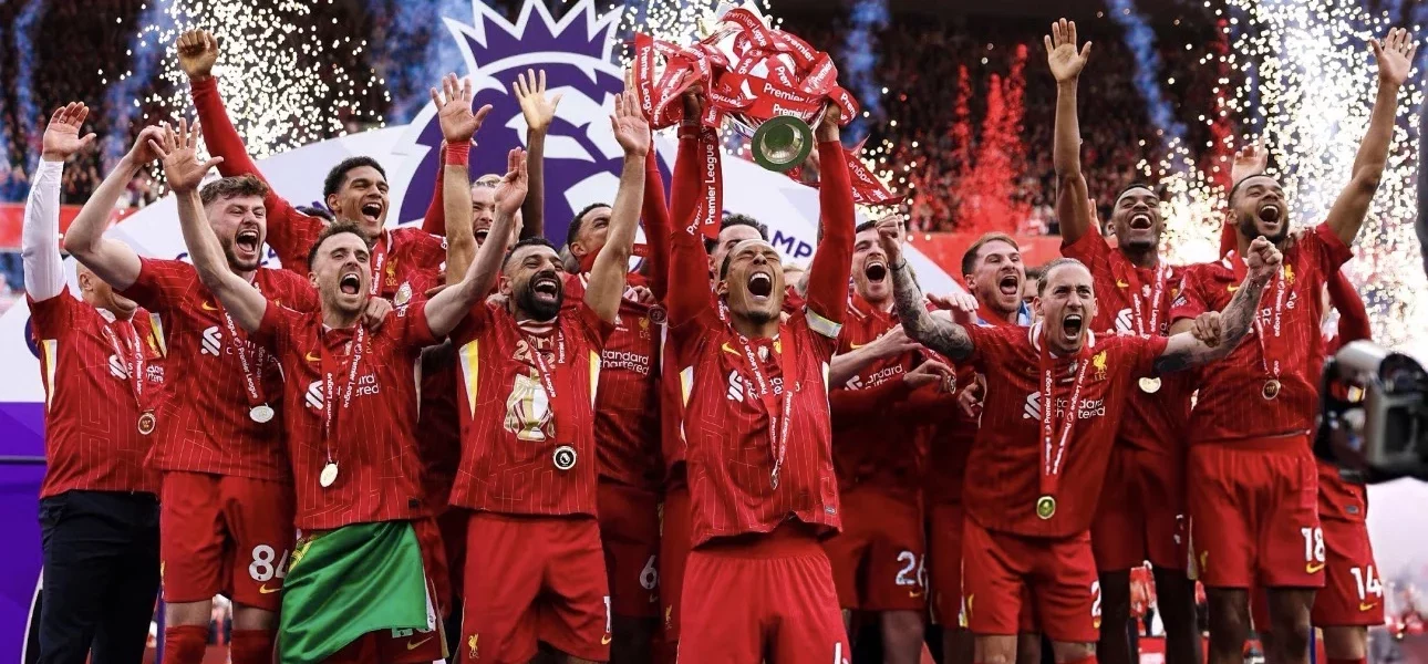 Les joueurs de Liverpool célébrant leur titre de champion de Premier League, le club ayant remporté 20 titres de champion d'Angleterre dont 2 en Premier League en 2020 et 2025