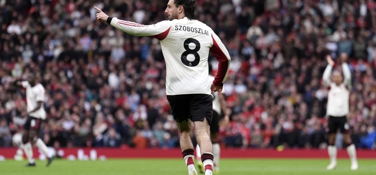 Joueurs de Manchester United célébrant leur victoire 3-2 contre Liverpool à Old Trafford le 3 mai 2026 en Premier League journée 35