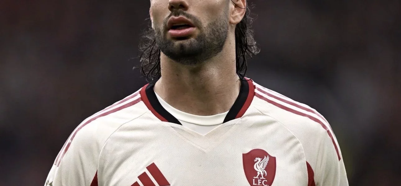 Dominik Szoboszlai pointant le badge de champion de Premier League sur son maillot Liverpool en sortant du tunnel d'Old Trafford le 3 mai 2026