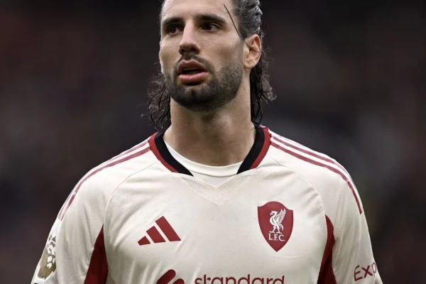 Szoboszlai pointe le badge de champion et monte au créneau : "On appartient à la Ligue des Champions" - Actualités - Liverpool FC