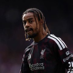 Bradley Barcola à l'entraînement de Liverpool à l'AXA Training Centre avant le match contre Brighton