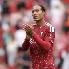 Virgil van Dijk, capitaine de Liverpool, à Anfield avant la réception de Brighton en Premier League
