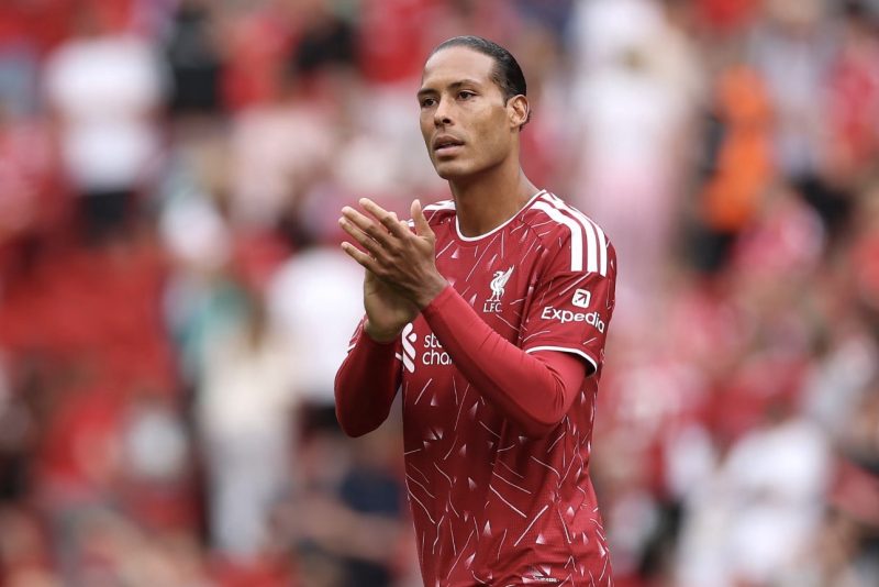 Virgil van Dijk, capitaine de Liverpool, à Anfield avant la réception de Brighton en Premier League
