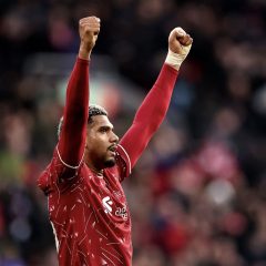 Ronald Araújo, défenseur de Liverpool, remporte un duel lors de Liverpool – Brighton (2-0) à Anfield