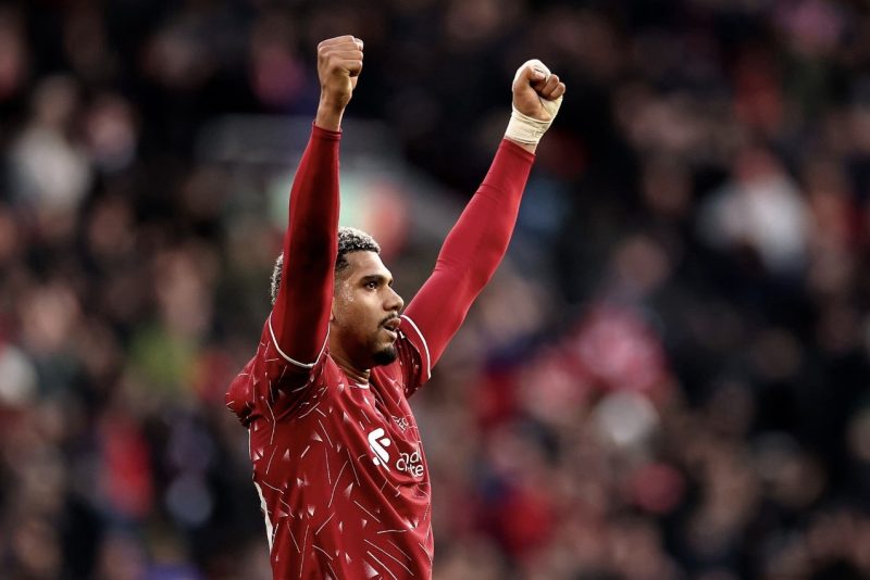 Ronald Araújo, défenseur de Liverpool, remporte un duel lors de Liverpool – Brighton (2-0) à Anfield