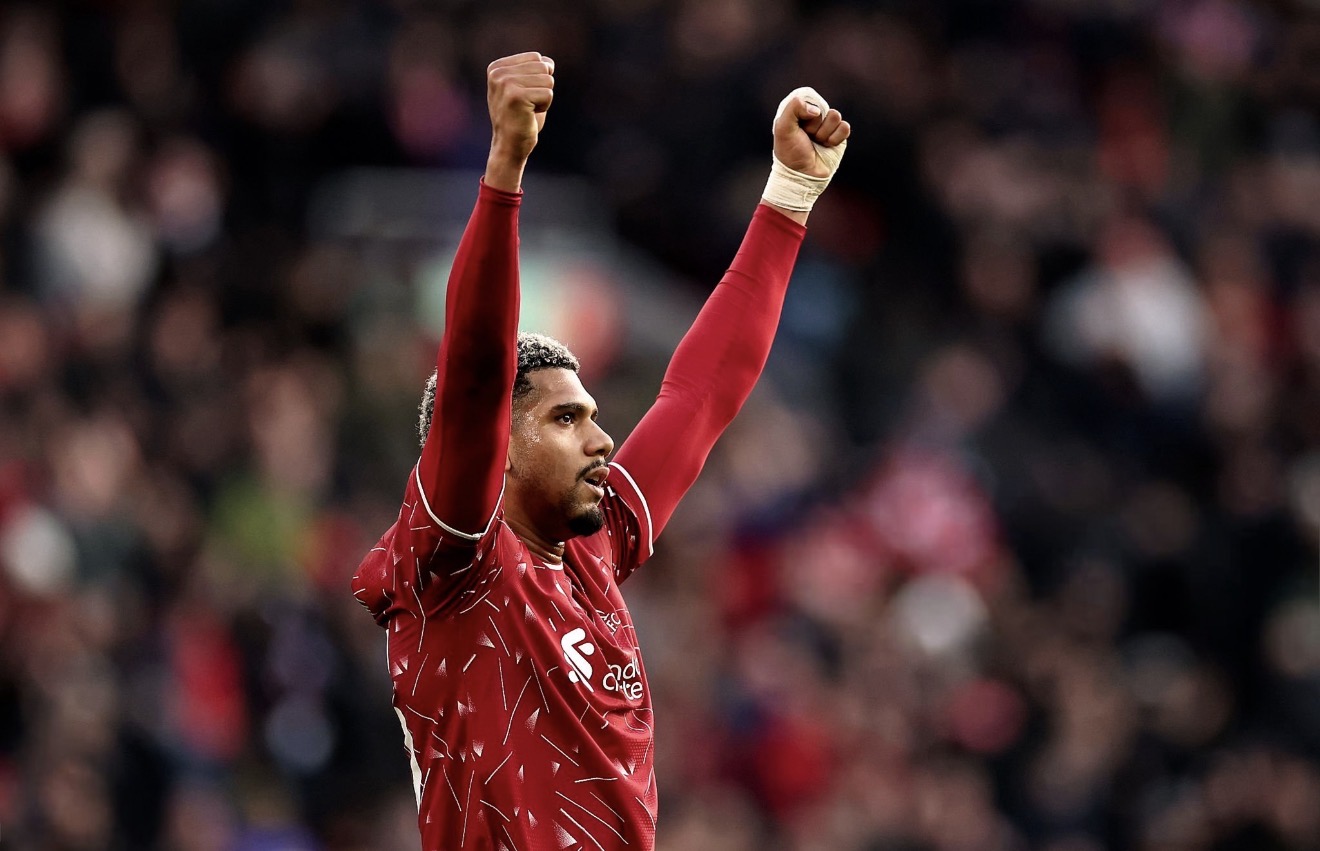 Ronald Araújo, défenseur de Liverpool, remporte un duel lors de Liverpool – Brighton (2-0) à Anfield