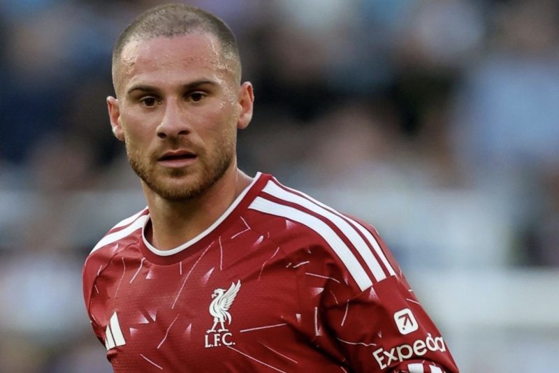 Alexis Mac Allister sous le maillot de Liverpool, dont le contrat expire en juin 2028