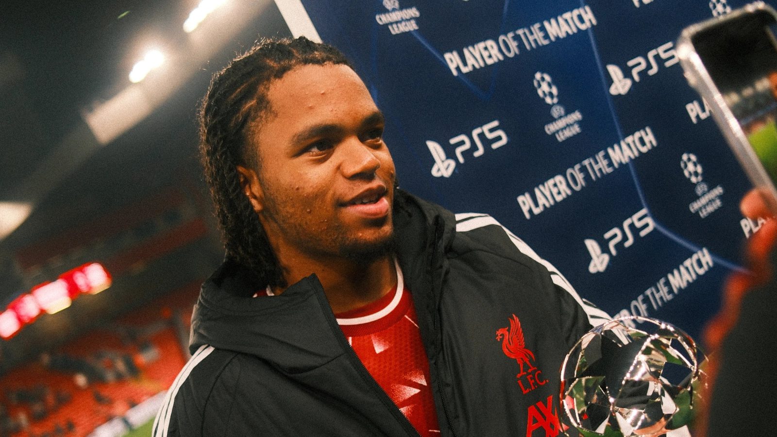 Rio Ngumoha sous le maillot de Liverpool, en passe de prolonger son contrat au-delà de 2028