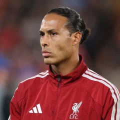Virgil van Dijk et Andoni Iraola après la victoire de Liverpool contre Villarreal en Ligue des champions en 2026.