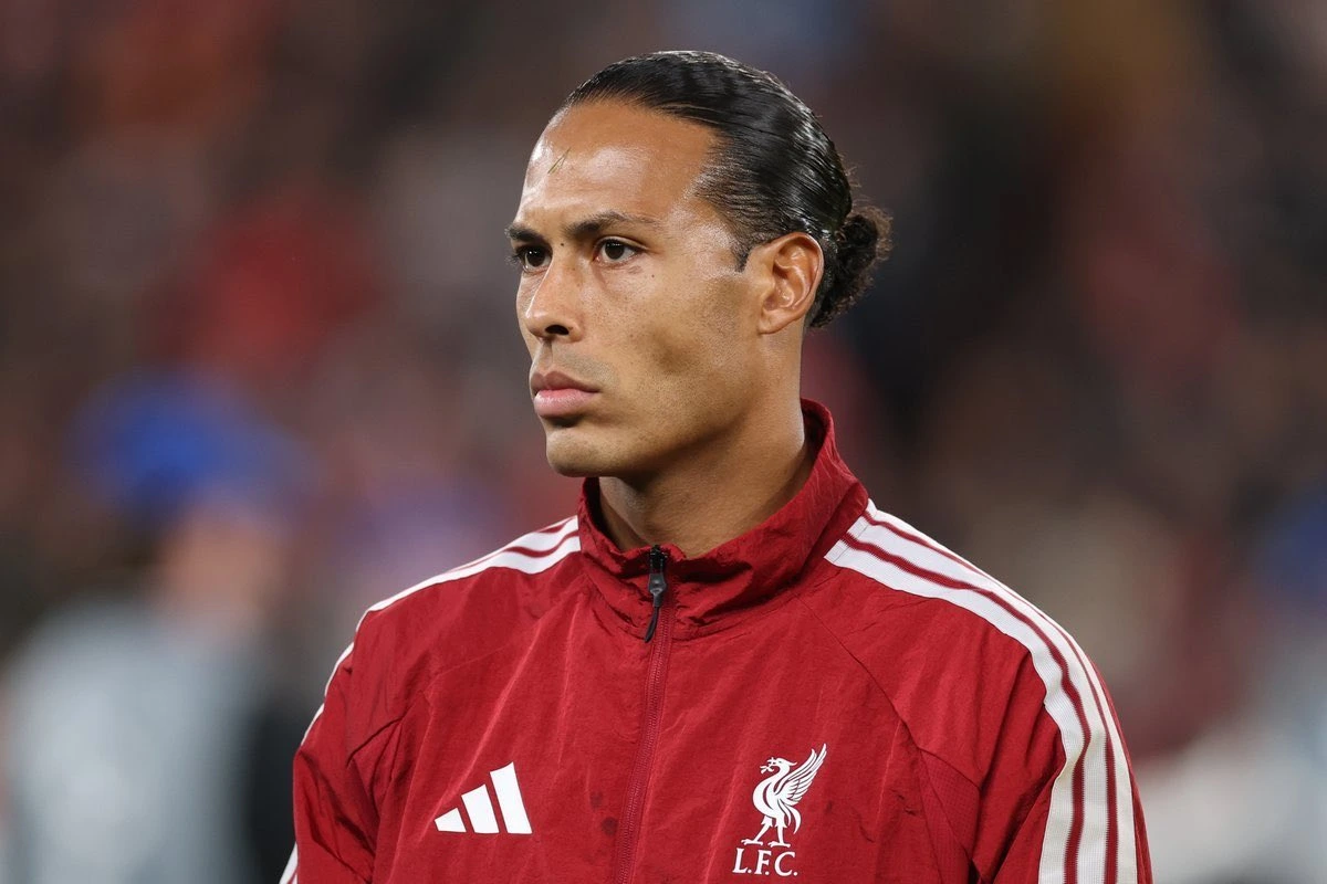 Virgil van Dijk et Andoni Iraola après la victoire de Liverpool contre Villarreal en Ligue des champions en 2026.